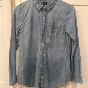 GAP Women's Blue chambray button Down Shirt